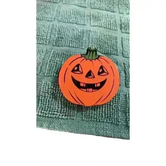 Vintage Pumpkin Pin 2 inches long and 2 inches wide Handmade Vintage - Picture 1 of 4